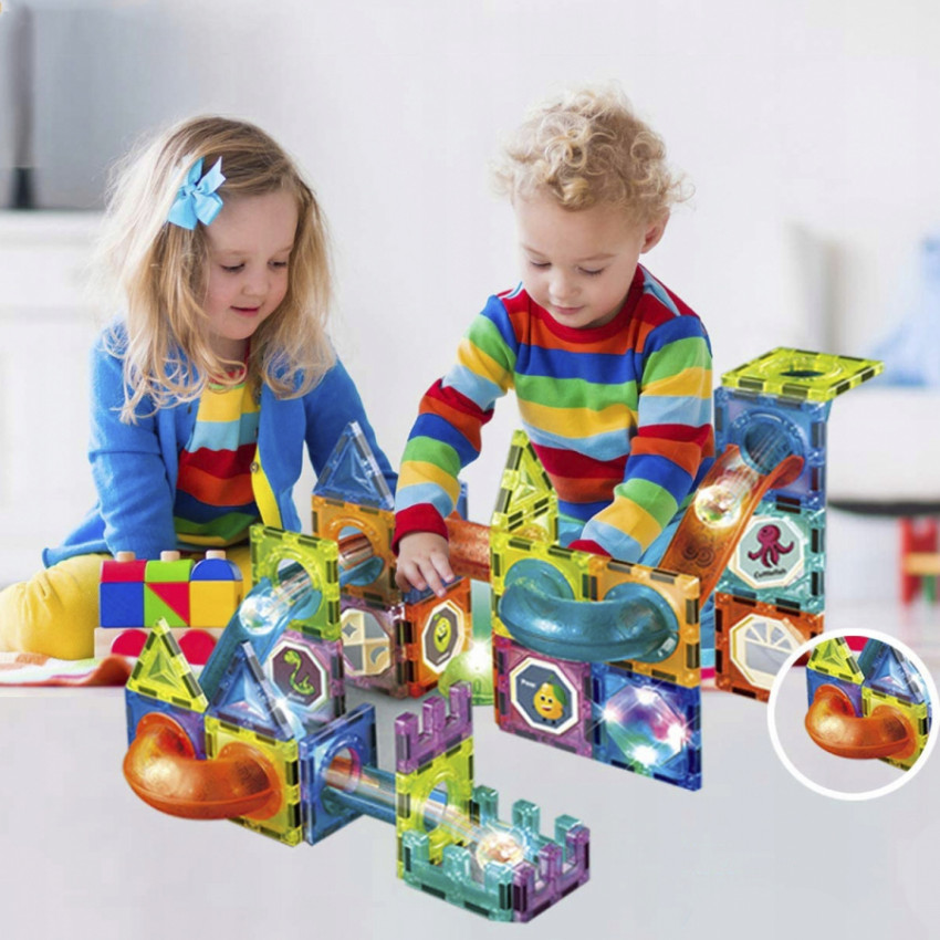 Barevné magnetické dílky stavebnice během hry